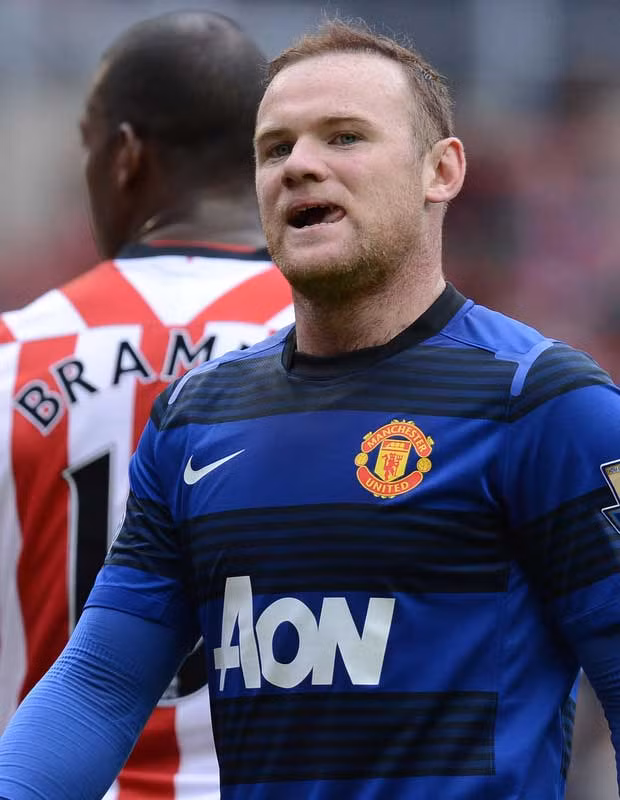 10. Wayne Rooney (Man Utd – Anh – 26 tuổi): 27 bàn và 7 kiến tạo trong 34 trận ở Premier League (2830 phút – 105 phút/bàn). Vấn đề lớn với Rooney là án treo giò 2 trận khiến anh chỉ được chơi trận cuối cùng của vòng bảng trước Ukraine (ngày 19/6).
