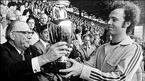 Beckenbauer lên nhận chức vô địch châu Âu đầu tiên trong lịch sử bóng đá Tây Đức Beckenbauer lên nhận chức vô địch châu Âu đầu tiên trong lịch sử bóng đá Tây Đức