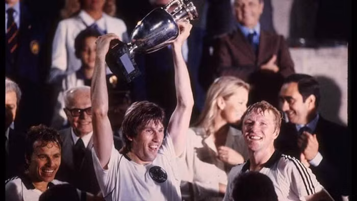 Đội trưởng Manny Kaltz giương cao chức vô địch châu Âu lần thứ 2 của Tây Đức sau trận chung kết.