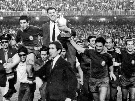 Tây Ban Nha với dàn cầu thủ chủ yếu từ Barcelona và Zaragoza đã lên ngôi châu Âu lần đầu tiên Tây Ban Nha với dàn cầu thủ chủ yếu từ Barcelona và Zaragoza đã lên ngôi châu Âu lần đầu tiên