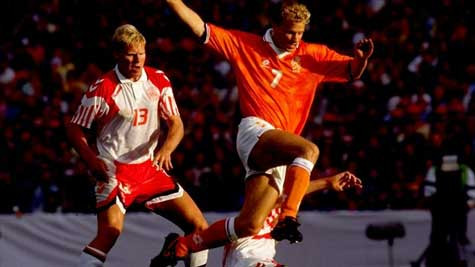 Ngôi sao trẻ Dennis Bergkamp (phải) đưa Hà Lan tới bán kết nhưng gục ngã trước Đan Mạch trên chấm 11m Ngôi sao trẻ Dennis Bergkamp (phải) đưa Hà Lan tới bán kết nhưng gục ngã trước Đan Mạch trên chấm 11m