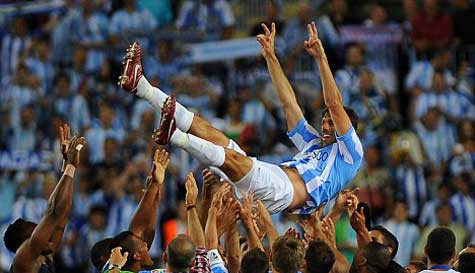 Van Nistelrooy cùng các đồng đội Malaga ăn mừng sau khi giành vé dự Champions League