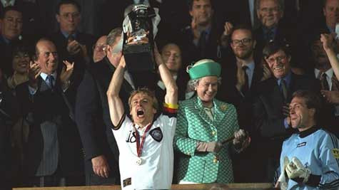 Thủ quân Jurgen Klinsmann giương cao chức vô địch EURO 1996 cùng đội tuyển Đức Thủ quân Jurgen Klinsmann giương cao chức vô địch EURO 1996 cùng đội tuyển Đức