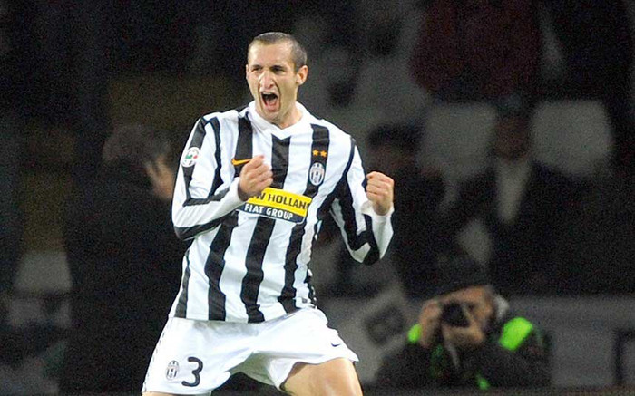 13. Giorgio Chiellini (Juventus – Italia – 27 tuổi): Trung vệ, thuận chân trái. Arsenal đang rất cần trung vệ nên anh là mục tiêu cảu Arsene Wenger. Mức giá 21 triệu bảng. Khả năng chuyển nhượng: 47% 13. Giorgio Chiellini (Juventus – Italia – 27 tuổi): Trung vệ, thuận chân trái. Arsenal đang rất cần trung vệ nên anh là mục tiêu cảu Arsene Wenger. Mức giá 21 triệu bảng. Khả năng chuyển nhượng: 47%