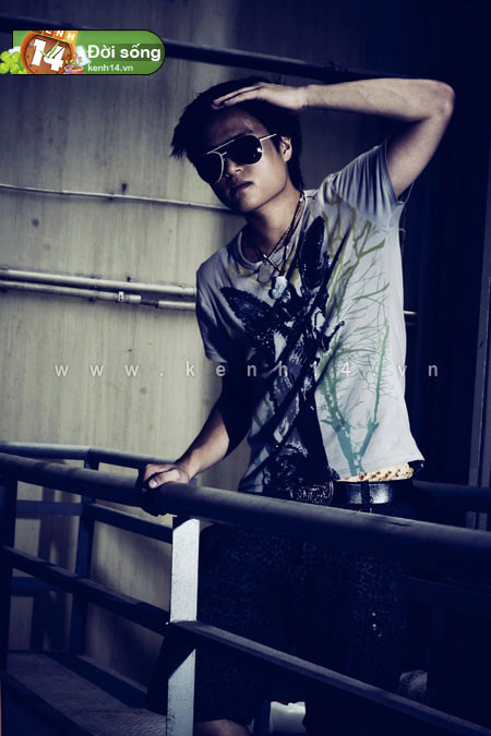 Ngoài những tấm ảnh siêu "kute" của Duy hồi học cấp 2 cấp 3 của mình ra, Duy Random còn cực nổi tiếng là một hot boy đại gia tại Hà Nội vì toàn đi xe xịn, thường xuyên đi chơi, chụp ảnh với những teen girl xinh đẹp và từng là bạn trai của Phương Ly (em gái ca sĩ Phương Linh). Bấy nhiêu cũng đủ khiến anh chàng này cực "sốt" cả Nam lẫn Bắc. Ngoài những tấm ảnh siêu "kute" của Duy hồi học cấp 2 cấp 3 của mình ra, Duy Random còn cực nổi tiếng là một hot boy đại gia tại Hà Nội vì toàn đi xe xịn, thường xuyên đi chơi, chụp ảnh với những teen girl xinh đẹp và từng là bạn trai của Phương Ly (em gái ca sĩ Phương Linh). Bấy nhiêu cũng đủ khiến anh chàng này cực "sốt" cả Nam lẫn Bắc.