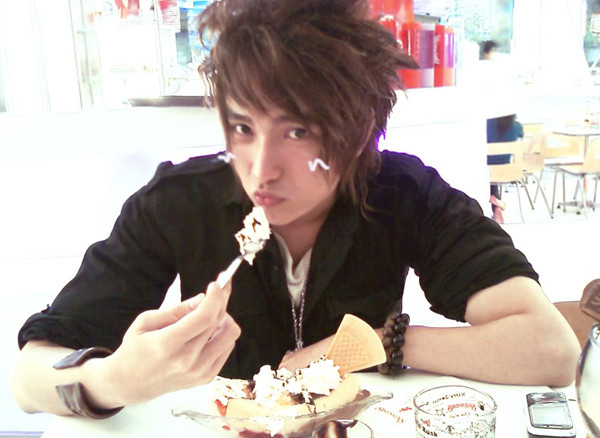 2. Chan Than San - "Hot boy của những... scandal" Chan Than San - Trần Thanh Sơn (sn 1988) là hot boy đầu tiên dám thừa nhận mình từng đụng đến "dao kéo". Dù trước đó có rất nhiều nguồn tin đưa ra và tốn không ít bài báo đặt nghi vấn nhưng San một mực phủ nhận. Khi scandal về việc thay đổi nhan sắc của mình chưa kết thúc, chàng hot boy 6 múi này còn bị đồn rất nhiều về giới tính thật của mình và bị "ngụp lặn" với loạt ảnh thân mật với một mẫu nam người Thái Lan. 2. Chan Than San - "Hot boy của những... scandal" Chan Than San - Trần Thanh Sơn (sn 1988) là hot boy đầu tiên dám thừa nhận mình từng đụng đến "dao kéo". Dù trước đó có rất nhiều nguồn tin đưa ra và tốn không ít bài báo đặt nghi vấn nhưng San một mực phủ nhận. Khi scandal về việc thay đổi nhan sắc của mình chưa kết thúc, chàng hot boy 6 múi này còn bị đồn rất nhiều về giới tính thật của mình và bị "ngụp lặn" với loạt ảnh thân mật với một mẫu nam người Thái Lan.