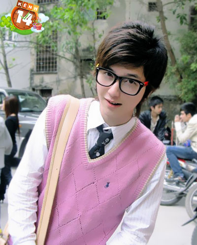 5. Huỳnh Anh - Chàng hot boy giống Lee Minho Lê Huỳnh Anh (sn 1992) đến từ Hà Nội, hiện đang sinh sống tại Sài Gòn là một trong những hot boy vẫn còn đang hoạt động rất tích cực cho đến tận bây giờ. Các bạn teen vẫn thường hay nhắc Huỳnh Anh khá giống với anh chàng Lee Minho trong bộ phim BOF cực nổi tiếng của Hàn Quốc. Huỳnh Anh không chỉ làm người mẫu ảnh, mà còn cực đa tài với vai trò diễn viên trong bộ phim Thiên sứ 99 chiếu trong dịp Tết 2011 vừa qua và kiêm luôn nghề ca sĩ tay trái. 5. Huỳnh Anh - Chàng hot boy giống Lee Minho Lê Huỳnh Anh (sn 1992) đến từ Hà Nội, hiện đang sinh sống tại Sài Gòn là một trong những hot boy vẫn còn đang hoạt động rất tích cực cho đến tận bây giờ. Các bạn teen vẫn thường hay nhắc Huỳnh Anh khá giống với anh chàng Lee Minho trong bộ phim BOF cực nổi tiếng của Hàn Quốc. Huỳnh Anh không chỉ làm người mẫu ảnh, mà còn cực đa tài với vai trò diễn viên trong bộ phim Thiên sứ 99 chiếu trong dịp Tết 2011 vừa qua và kiêm luôn nghề ca sĩ tay trái.