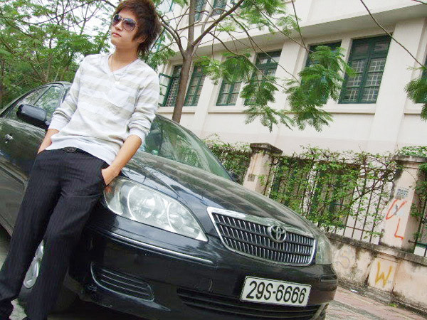 3. Duy Random - Hot boy xứ Hà thành Chàng hot boy da trắng như sữa, gương mặt baby đến khỏi chê đã trở thành cái tên cực kì quen thuộc của bất cứ teen girl nào tại Hà Nội. Duy Random - Lê Duy Anh (sn 1989) vốn là một du học sinh tại Úc suốt những năm cấp 2 và cấp 3, sau khi tốt nghiệp phổ thông mới quay trở về Việt Nam. Nhưng rồi: "Mình chẳng biết vì sao mọi người gọi mình là hot boy. Mình chỉ tình cờ post những tấm hình lên blog và thế là mọi chuyện bắt đầu từ đó..." - Duy từng tâm sự trong ngỡ ngàng về nguyên do khiến mình trở nên nổi tiếng. 3. Duy Random - Hot boy xứ Hà thành Chàng hot boy da trắng như sữa, gương mặt baby đến khỏi chê đã trở thành cái tên cực kì quen thuộc của bất cứ teen girl nào tại Hà Nội. Duy Random - Lê Duy Anh (sn 1989) vốn là một du học sinh tại Úc suốt những năm cấp 2 và cấp 3, sau khi tốt nghiệp phổ thông mới quay trở về Việt Nam. Nhưng rồi: "Mình chẳng biết vì sao mọi người gọi mình là hot boy. Mình chỉ tình cờ post những tấm hình lên blog và thế là mọi chuyện bắt đầu từ đó..." - Duy từng tâm sự trong ngỡ ngàng về nguyên do khiến mình trở nên nổi tiếng.