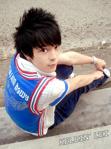 1. Kelbin Lei - chàng hot boy đến từ Đà Lạt Nhắc đến Kelbin - (sn 1990) thì có vẻ nhiều bạn đã biết! Từ năm 2008, anh chàng này bắt đầu được teen "săn lùng" nhờ có gương mặt baby và đặc biệt là có phong cách thời trang cực Hàn Quốc. Kelbin có một sở thích là thường xuyên update hình ảnh của mình lên blog, từ đó mà được nhiều người chú ý và vô tình trở thành hot boy hồi nào cũng chẳng hay. Sau đó chàng hot boy này còn rất tích cực tham gia các hoạt động như chụp ảnh, làm model cho các tờ báo teen. Ngày xưa Kelbin còn bị dính rất nhiều scandal tình cảm với hot girl Kelly và những biệt danh "khó đỡ" như cậu hot boy nhiều nghề, hot boy khó gần,... vì từng có một khoảng thời gian Kelbin làm ông chủ của một quán trà sữa trân châu rồi đột nhiên chuyển sang kinh doanh quần áo. 1. Kelbin Lei - chàng hot boy đến từ Đà Lạt Nhắc đến Kelbin - (sn 1990) thì có vẻ nhiều bạn đã biết! Từ năm 2008, anh chàng này bắt đầu được teen "săn lùng" nhờ có gương mặt baby và đặc biệt là có phong cách thời trang cực Hàn Quốc. Kelbin có một sở thích là thường xuyên update hình ảnh của mình lên blog, từ đó mà được nhiều người chú ý và vô tình trở thành hot boy hồi nào cũng chẳng hay. Sau đó chàng hot boy này còn rất tích cực tham gia các hoạt động như chụp ảnh, làm model cho các tờ báo teen. Ngày xưa Kelbin còn bị dính rất nhiều scandal tình cảm với hot girl Kelly và những biệt danh "khó đỡ" như cậu hot boy nhiều nghề, hot boy khó gần,... vì từng có một khoảng thời gian Kelbin làm ông chủ của một quán trà sữa trân châu rồi đột nhiên chuyển sang kinh doanh quần áo.