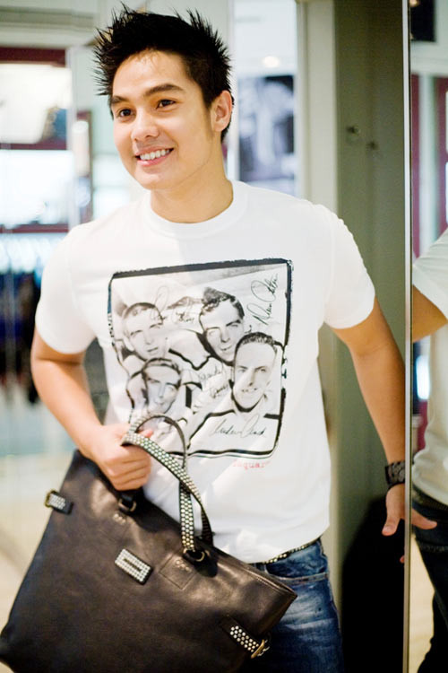 Và hiện nay Baggio bỗng nhiên khá vắng bóng cả về việc làm người mẫu lẫn diễn viên. Và hiện nay Baggio bỗng nhiên khá vắng bóng cả về việc làm người mẫu lẫn diễn viên.