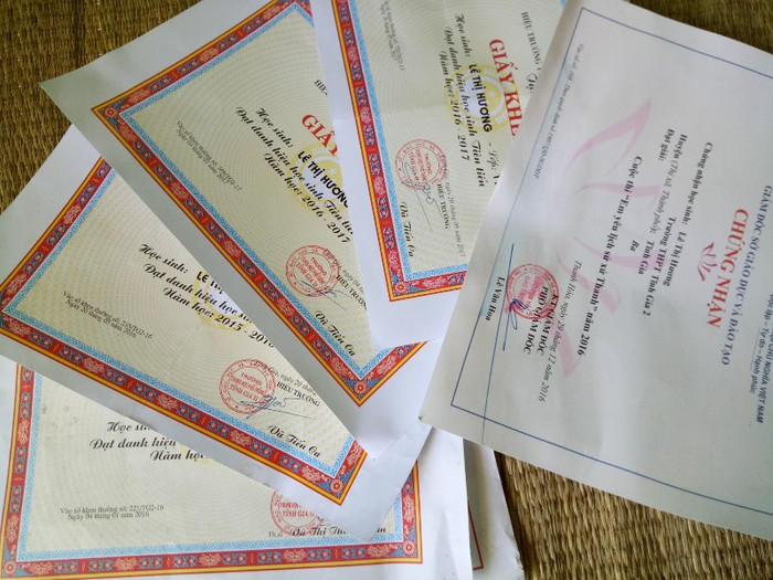 Em Lê Thị Hương là một học sinh chăm chỉ, đầy nghị lực, năm học nào cũng có thành tích tốt. Hương cũng đã từng tham dự nhiều cuộc thi do nhà trường, huyện, tỉnh tổ chức và đều có giấy khen thưởng (ảnh Hữu Chí/giaoduc.net.vn). Em Lê Thị Hương là một học sinh chăm chỉ, đầy nghị lực, năm học nào cũng có thành tích tốt. Hương cũng đã từng tham dự nhiều cuộc thi do nhà trường, huyện, tỉnh tổ chức và đều có giấy khen thưởng (ảnh Hữu Chí/giaoduc.net.vn).
