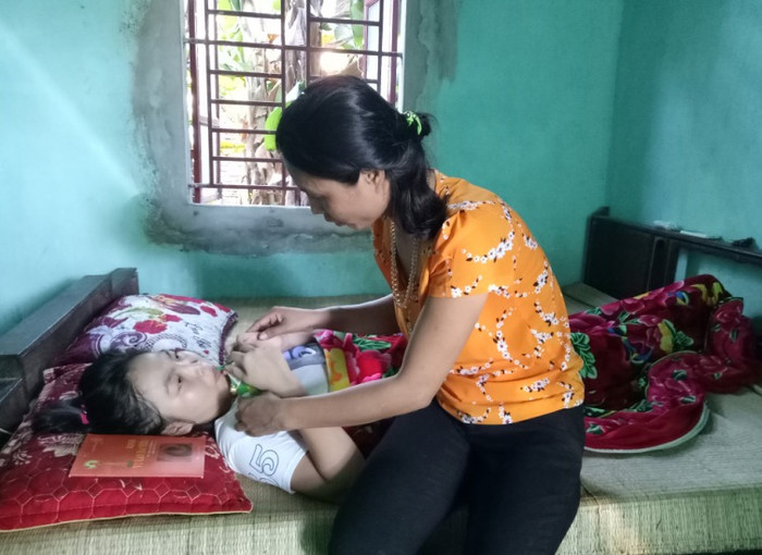 Chị Lê Thị Tĩnh mang trong mình căn bệnh tim đang chăm sóc cho con gái Lê Thị Hương. Kể từ khi con gái bị ốm, chị vô cùng lo lắng và suy sụp tinh thần. (ảnh Hữu Chí/giaoduc.net.vn) Chị Lê Thị Tĩnh mang trong mình căn bệnh tim đang chăm sóc cho con gái Lê Thị Hương. Kể từ khi con gái bị ốm, chị vô cùng lo lắng và suy sụp tinh thần. (ảnh Hữu Chí/giaoduc.net.vn)