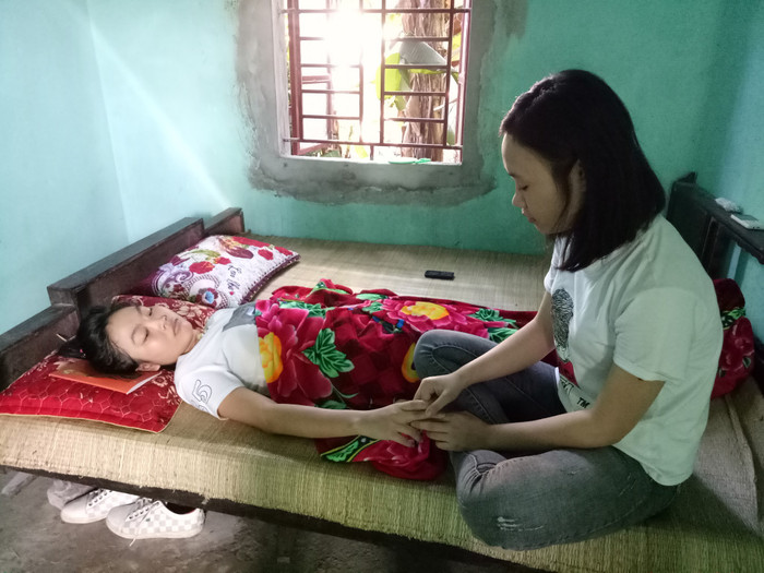 Hàng ngày bạn bè, thầy cô và mọi người đến động viên em Lê Thị Hương (ảnh Hữu Chí/giaoduc.net.vn) Hàng ngày bạn bè, thầy cô và mọi người đến động viên em Lê Thị Hương (ảnh Hữu Chí/giaoduc.net.vn)