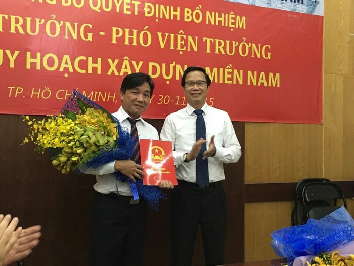 Ngày 23/11/2015, Bộ Xây dựng đã có Quyết định số 1359/QĐ-BXD điều động có thời hạn ông Nguyễn Thanh Hải (ôm hoa, đứng bên trái), Phó Cục trưởng Cục Công tác phía Nam đến nhận công tác và giữ chức vụ Viện trưởng Viện Quy hoạch xây dựng miền Nam kể từ ngày 1/12/2015. Ảnh Báo Xây dựng Ngày 23/11/2015, Bộ Xây dựng đã có Quyết định số 1359/QĐ-BXD điều động có thời hạn ông Nguyễn Thanh Hải (ôm hoa, đứng bên trái), Phó Cục trưởng Cục Công tác phía Nam đến nhận công tác và giữ chức vụ Viện trưởng Viện Quy hoạch xây dựng miền Nam kể từ ngày 1/12/2015. Ảnh Báo Xây dựng