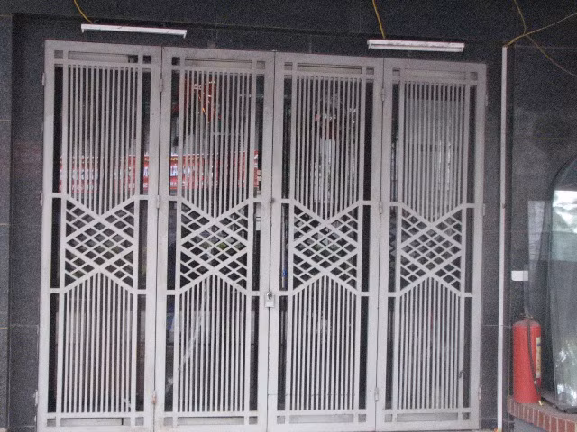 Trước đó cửa hàng đồ gỗ Hoàng Hải luôn khóa chặt cửa (ảnh chụp ngày 14/12)