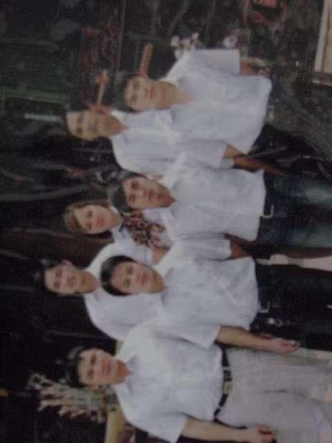 Vợ chồng anh Hải (đứng hàng sau từ phải sang) sẽ về gặp chủ nợ vào thứ 6 tới?