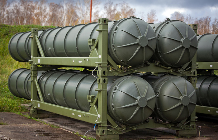 S-400 sử dụng các tên lửa 9M96E, 9M96E2 và 40N6E. Tuy nhiên, các loại tên lửa 48N6E của S-300PMU-1 và 48N6E2 của S-300PMU-2 cũng vẫn có thể sử dụng cho S-400, việc này nâng cao khả năng linh hoạt trong tác chiến cũng như bảo đảm tác chiến cho S-400. S-400 sử dụng các tên lửa 9M96E, 9M96E2 và 40N6E. Tuy nhiên, các loại tên lửa 48N6E của S-300PMU-1 và 48N6E2 của S-300PMU-2 cũng vẫn có thể sử dụng cho S-400, việc này nâng cao khả năng linh hoạt trong tác chiến cũng như bảo đảm tác chiến cho S-400.