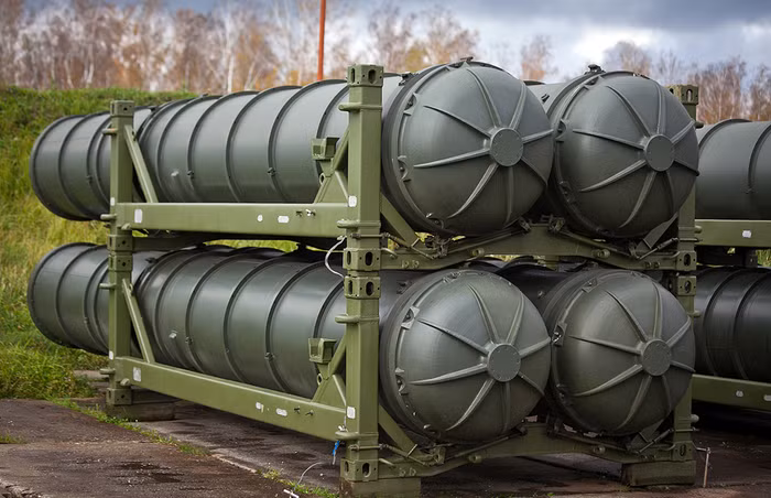 S-400 sử dụng các tên lửa 9M96E, 9M96E2 và 40N6E. Tuy nhiên, các loại tên lửa 48N6E của S-300PMU-1 và 48N6E2 của S-300PMU-2 cũng vẫn có thể sử dụng cho S-400, việc này nâng cao khả năng linh hoạt trong tác chiến cũng như bảo đảm tác chiến cho S-400.