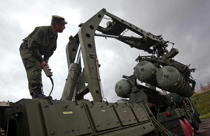 Các tên lửa này được dẫn đường bằng radar đa nhiệm, được điều khiển bằng một bộ cánh đuôi và qua các van phụt chỉnh hướng và phóng thẳng lên trên sau đó quay về hướng mục tiêu, không cần thiết phải ngắm tên lửa trước khi bắn. Các tên lửa này được dẫn đường bằng radar đa nhiệm, được điều khiển bằng một bộ cánh đuôi và qua các van phụt chỉnh hướng và phóng thẳng lên trên sau đó quay về hướng mục tiêu, không cần thiết phải ngắm tên lửa trước khi bắn.