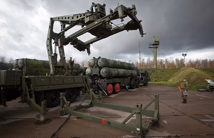 Ưu điểm chính của Triumph, so với S-300PM là khả năng hủy diệt mục tiêu. Triumph có thể tiêu diệt các tên lửa đạn đạo có tốc độ lên đến 5000 m/s với độ chính xác cực kỳ cao.