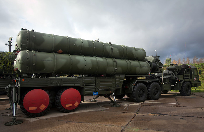 S-400 Triumph mang đầy đủ các tính năng cũng như đặc điểm kỹ thuật của người anh em S-300PMU nhưng hiện đại và tiên tiến hơn. Vì thế mà trước đây người ta còn gọi S-400 là S-300PMU-3 (tiếng Nga C-300ПМУ-3, tên hiệu NATO SA-21 GROWLER). S-400 Triumph mang đầy đủ các tính năng cũng như đặc điểm kỹ thuật của người anh em S-300PMU nhưng hiện đại và tiên tiến hơn. Vì thế mà trước đây người ta còn gọi S-400 là S-300PMU-3 (tiếng Nga C-300ПМУ-3, tên hiệu NATO SA-21 GROWLER).