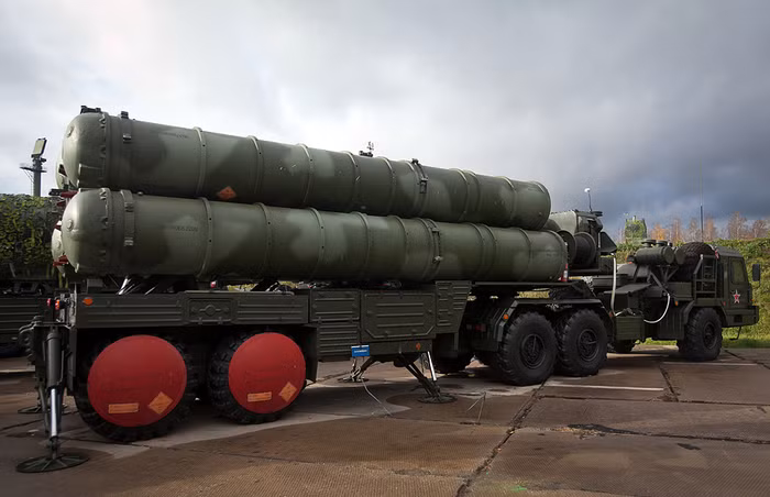 S-400 Triumph mang đầy đủ các tính năng cũng như đặc điểm kỹ thuật của người anh em S-300PMU nhưng hiện đại và tiên tiến hơn. Vì thế mà trước đây người ta còn gọi S-400 là S-300PMU-3 (tiếng Nga C-300ПМУ-3, tên hiệu NATO SA-21 GROWLER).