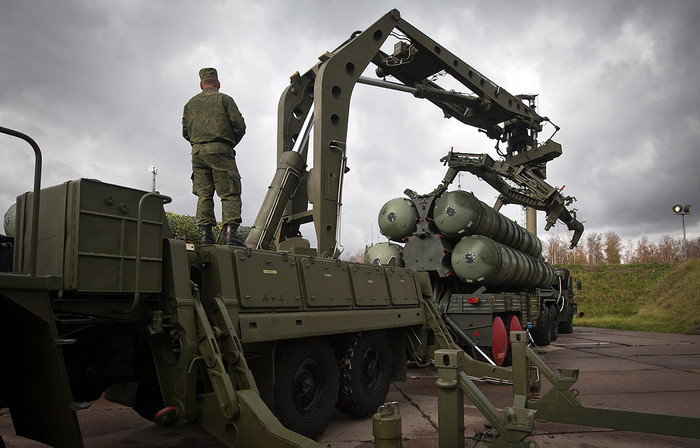 Tên lửa 48N6E được bố trí trong thùng hình trụ có tốc độ Mach 6 và tốc độ tiếp cận mục tiêu tối đa lên đến Mach 8.5, có trần bắn tối đa 27 km và tầm bắn 5-150 km, xa hơn 1,5 lần so với Patriot, 1,2 với Hồng Kỳ 9 của Trung Quốc. Tên lửa 48N6E được bố trí trong thùng hình trụ có tốc độ Mach 6 và tốc độ tiếp cận mục tiêu tối đa lên đến Mach 8.5, có trần bắn tối đa 27 km và tầm bắn 5-150 km, xa hơn 1,5 lần so với Patriot, 1,2 với Hồng Kỳ 9 của Trung Quốc.