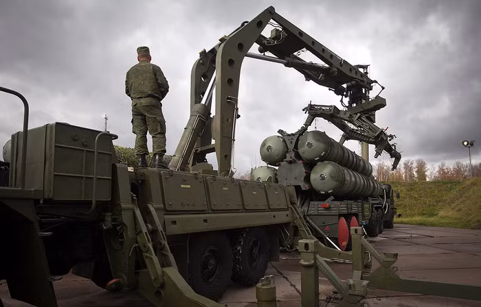 Tên lửa 48N6E được bố trí trong thùng hình trụ có tốc độ Mach 6 và tốc độ tiếp cận mục tiêu tối đa lên đến Mach 8.5, có trần bắn tối đa 27 km và tầm bắn 5-150 km, xa hơn 1,5 lần so với Patriot, 1,2 với Hồng Kỳ 9 của Trung Quốc.