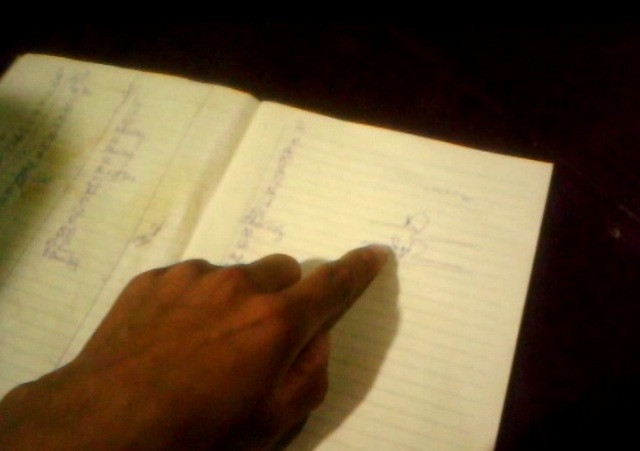 Quá "phấn khích" với thành quả mình "đạt được", P. đã không ngần ngại để lại bút tích - chữ ký trong cuốn sổ "nhật ký chấm công" của mình.