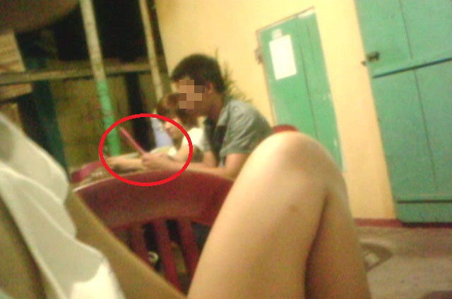 Phía bàn bên, một gái bán dâm khác cũng đang kiểm tra lại ngày công của mình...