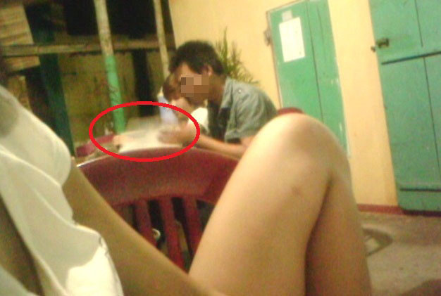 Và một khách nam cũng rất "tò mò" với cuốn sổ "nhật ký chấm công" của các cô gái này...