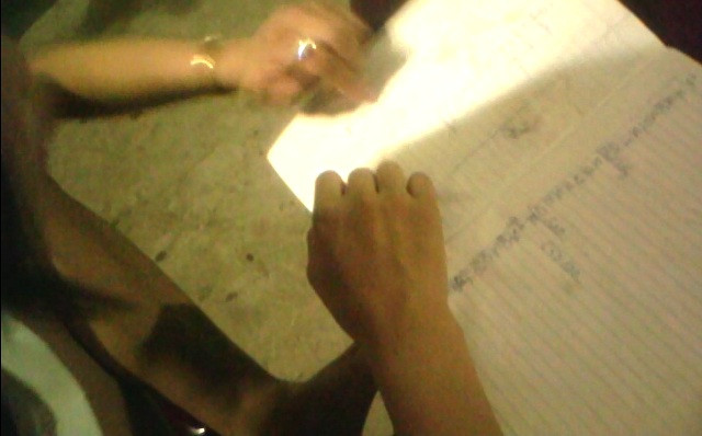 Sau câu chuyện xã giao, cô gái này tự giới thiệu tên là P. quê ở Hải Dương đến đây làm được gần 1 tuần. Và lúc đó cũng đã hết khách nên các cô gái "bán hoa" này mang sổ "nhật ký chấm công" ra để xem lại "thành quả"...