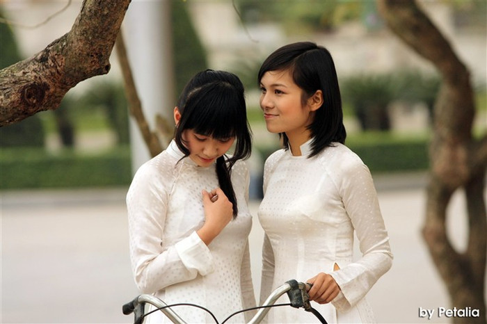 Thu sang, nét trầm tư sâu lắng của Huế lại càng tha thiết, mặn mà. Những con đường rợp bóng cây _ xanh một màu bình dị, ôm ấp tà áo trắng trong nắng chiều… Thu sang, nét trầm tư sâu lắng của Huế lại càng tha thiết, mặn mà. Những con đường rợp bóng cây _ xanh một màu bình dị, ôm ấp tà áo trắng trong nắng chiều…