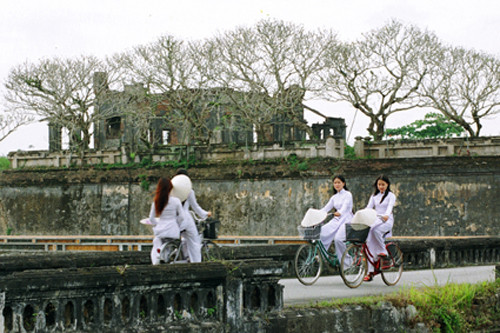 Huế đẹp một phần nhờ vào những danh lam thắng cảnh và thiên nhiên hữu tình, nhưng Huế còn đẹp trong hình ảnh tà áo dài yêu kiều của những thiếu nữ. Huế đẹp một phần nhờ vào những danh lam thắng cảnh và thiên nhiên hữu tình, nhưng Huế còn đẹp trong hình ảnh tà áo dài yêu kiều của những thiếu nữ.