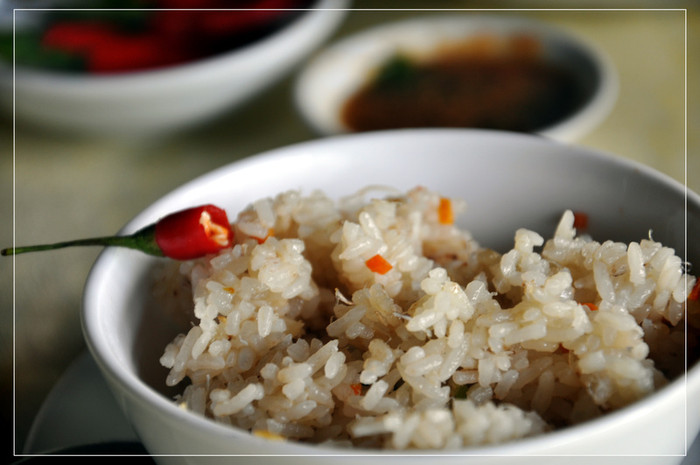 Thịt ghẹ cho vào chảo xào sau khi phi tỏi vàng cùng với hành tây, cơm trắng. Tương cà giúp cho món ăn có màu sắc đẹp, nêm gia vị vào để có hương vị ngon.