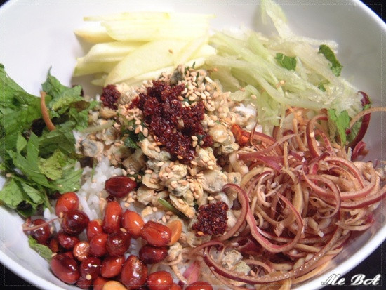 Người ăn cơm hến đôi lúc vẫn chưa vừa lòng với món ớt tương cay nồng sẵn có, còn cắn thêm trái ớt tươi rồi xì xụp, xuýt xoa hít hà cho nước mắt nhỏ giọt, mới thấm thía được cái ngon của cơm hến.