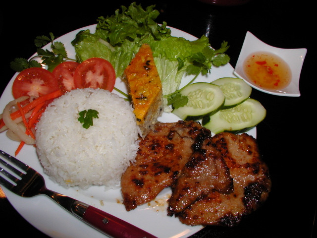 Cơm tấm là món ăn độc đáo bởi lẽ đây thứ cơm được nấu từ những hạt gạo vỡ nhỏ, vụn. Những mảnh hạt gạo vỡ được sàng riêng và nấu chín lên bằng bếp củi.