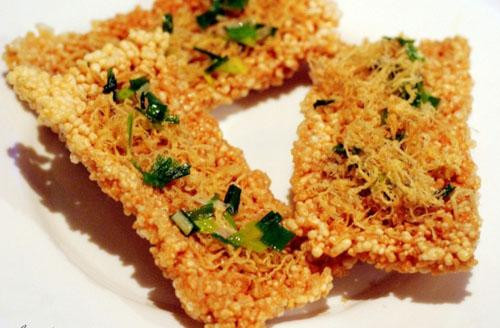 Ăn cùng cơm cháy có thể là thịt bò, tim, cật lợn xào với các loại rau như hành tây, nấm rơm, cà rốt và cà chua… Ăn đến đâu, chan lên miếng cơm cháy đến đó. Miếng cơm kêu xèo xèo, bốc khói, tỏa ra mùi thơm. Khi ăn, cơm giòn tơi, chứa nhiều hương vị của món ăn thập cẩm nóng sốt mà đậm đà.