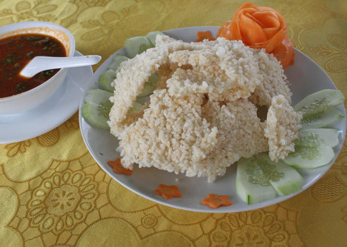 Để làm món cơm cháy thơm ngon, người Ninh Bình dùng gạo nếp hương, chọn hạt gạo tròn và trong để nấu. Khi nấu phải nấu bằng than củi và dùng nồi gang thì mới có miếng cơm cháy vàng thơm, vừa dẻo vừa ngon. Cháy lấy ra từ nồi mang ra phơi từ hai đến ba nắng.