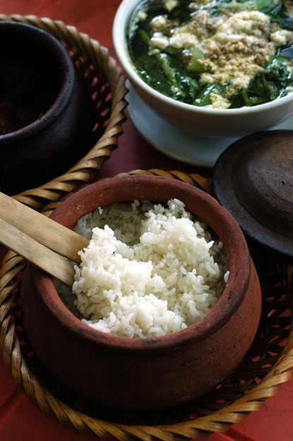 Thường cơm niêu được ăn kèm với cá kho tộ, cà pháo chấm mắm tôm, canh cua mồng tơi….