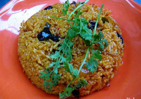 8. Cơm nị Cơm nị một món ăn truyền thống của người Chăm, Châu Giang, An Giang. Cơm nị thường là gạo nấu với sữa nhưng có người lại thích thêm nho khô vào để tăng thêm khẩu vị.