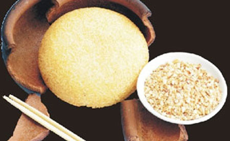 9. Cơm niêu đập Cái niêu đất nung nâu sẫm be bé, miệng hơi khum to hơn tô canh một chút đậy nắp kín với đôi đũa cả gác một bên.