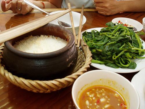 Ăn cơm đập ở các nhà hàng, khi niêu cơm được bê lên, người phục vụ mới gõ nhẹ chiếc búa nhỏ vào niêu, những mảnh đất nung vỡ vụn rơi xuống đất còn lại trên tay là ổ cơm chín mịn màng ở giữa nhưng chung quanh là một lớp cháy giòn đều vàng mỏng.