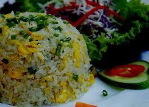 Cơm xào ghẹ Phú Quốc khi chế biến có màu vàng ươm cũa tơ vàng óng ánh rất đẹp. Cơm khi xào xong được ăn kèm với dưa leo xắt nhuyễn, rau tươi, cà chua xắt lát dùng với nước mắm pha chế sẵn.