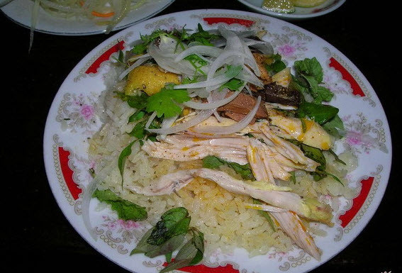 4. Cơm gà – Hội An Nét đặc biệt của món cơm gà xứ Hội bắt nguồn từ cách chế biến thịt gà theo “gu” miền Trung, nghĩa là gà xé nhỏ, bóp thấm với hành tây, rau răm và gia vị. Cái khéo của người làm là khiến miếng thịt mang hương vị thơm thơm, cay cay nhưng vẫn không bở thịt và mất mùi gà.