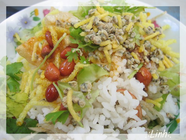 Cơm hến là món khá cay, có mùi ruốc mặn nồng thơm nức mũi, vị chua thanh của khế, mùi thơm ngây ngất của rau thơm, chuối bắp, bạc hà, vị ngọt đằm thắm của nước hến, béo ngậy của tóp mỡ...