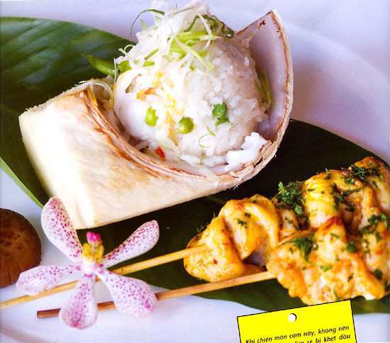 Gạo ngon vo sạch bằng nước rồi sau đó vo lại nước cuối cùng bằng nước dừa, để ráo nước. Cho gạo vào trong trái dừa, đổ lượng nước dừa vào vừa đủ, đậy nắp cho kín.