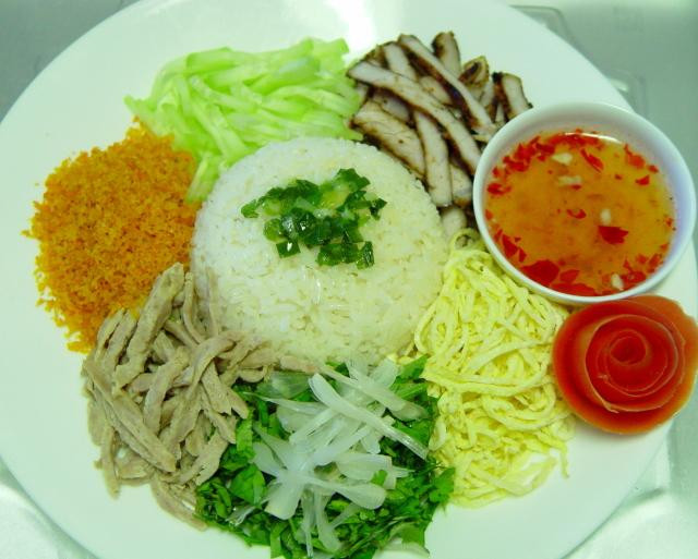 Cơm Âm phủ có bốn mùa. Nếu có dịp đến Huế, đắm chìm trong khung cảnh thơ mộng của nơi đây, du khách hãy thưởng thức món cơm đậm chất Huế này.