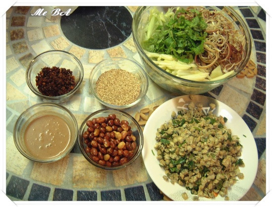 Cơm hến hòa cùng vị bùi của đậu phộng, vị cay của ớt, vị đậm đà của mắm ruốc, tạo nên một món thanh đạm.