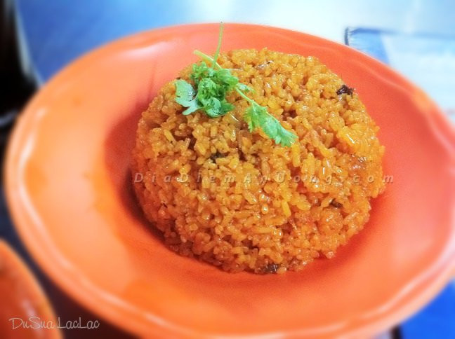 Cơm nị - cà púa mang mùi ngọt béo của sữa, vị bùi của đậu phộng, vị mặn ngọt của thịt bò cùng với vị cay xè của ớt, vị ngọt của nho khô làm ngẩn ngơ lòng thực khách. Tất cả đem lại cho người ăn một cảm giác thơm ngon, thật lạ miệng, no bụng mà chẳng thấy ngán.